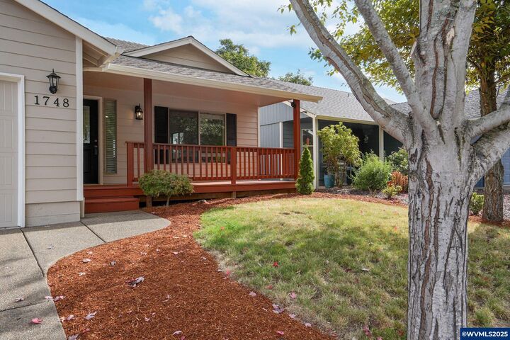 Property Photo:  1748 Salmon River St NW  OR 97304 