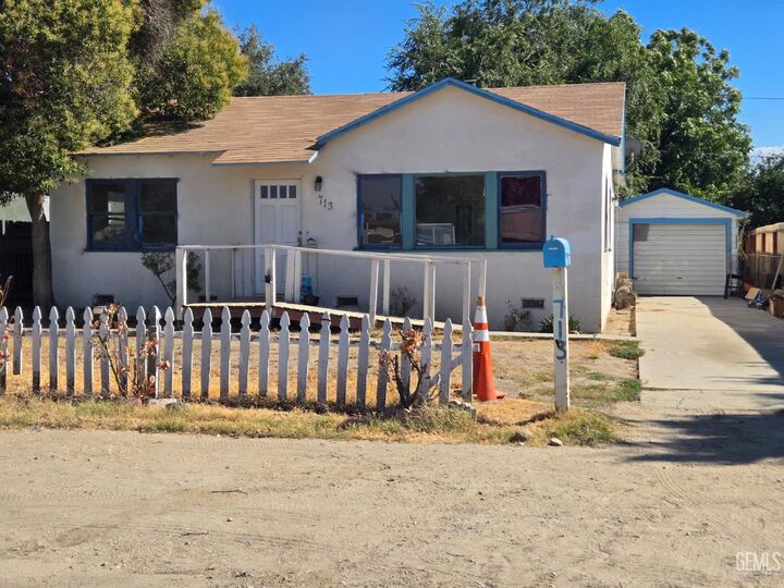 Property Photo: 711 Huskey Drive CA 93308