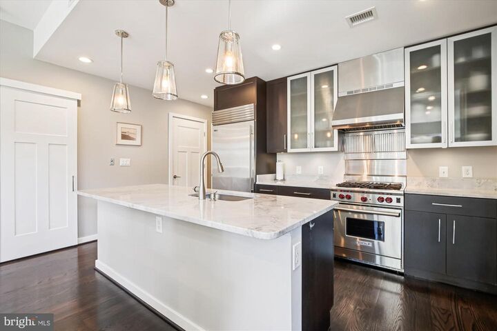 Property Photo:  1610 N Queen Street 215-A  VA 22209 