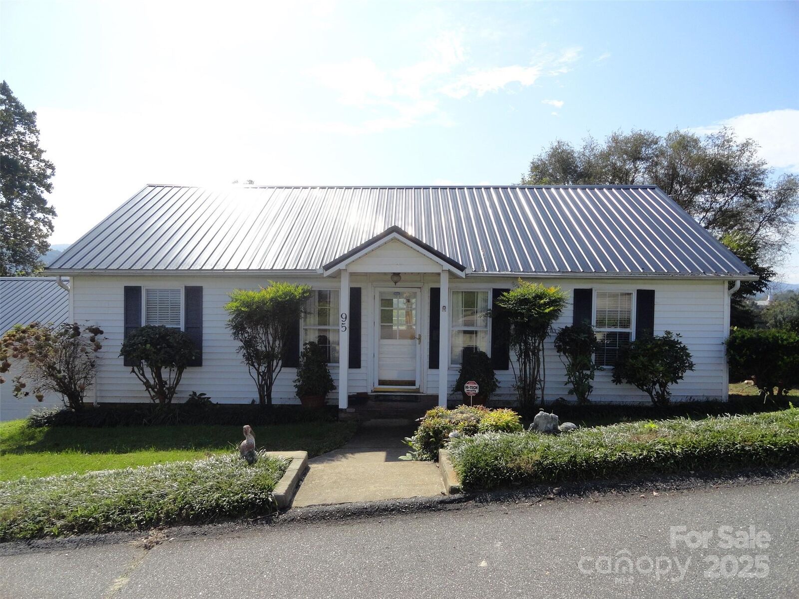 Property Photo:  95 Summit Street  NC 28752 