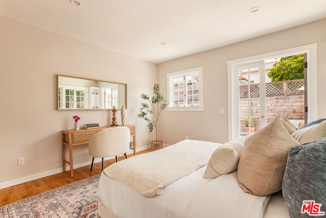 Property Photo: 704 Georgina Ave CA 90402