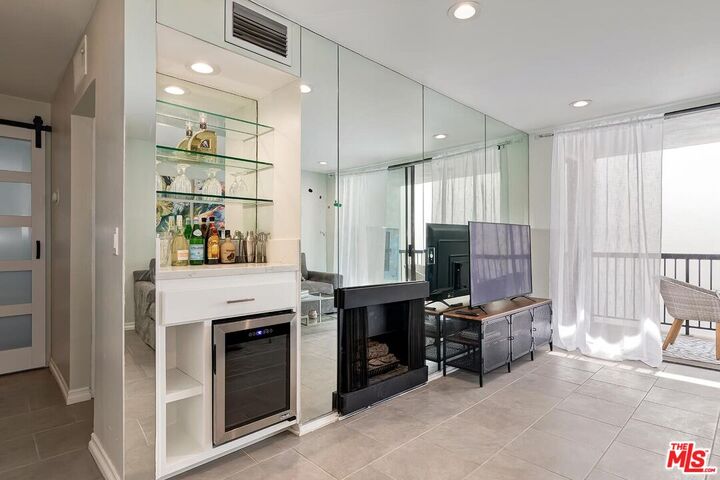 Property Photo: 906 N Doheny Dr CA 90069