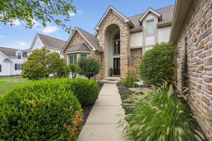 Property Photo: 6302 Heritage Lakes Drive OH 43026