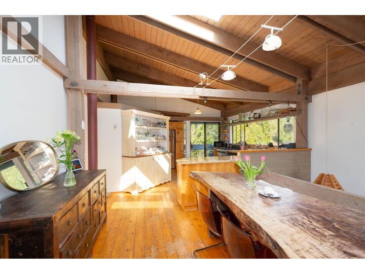 Photo de la propriété:  4477 Strathcona Road  BC V7G 1G7 