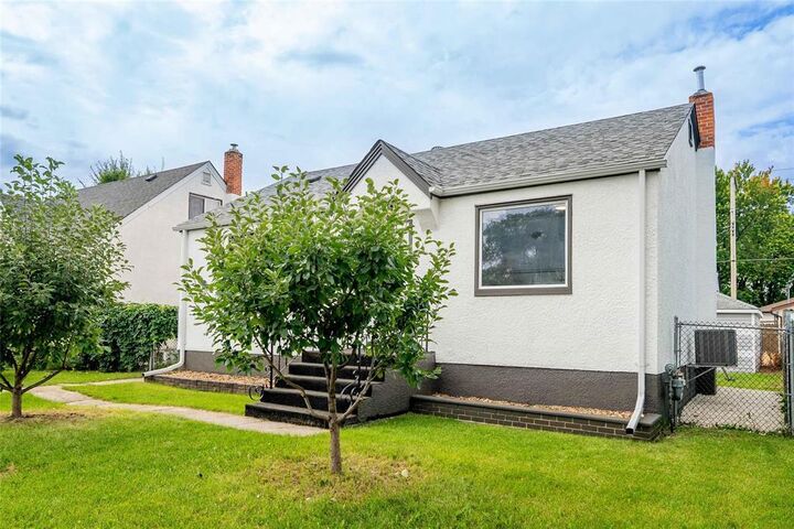 Property Photo:  388 Winterton Avenue  MB R2K 1K2 