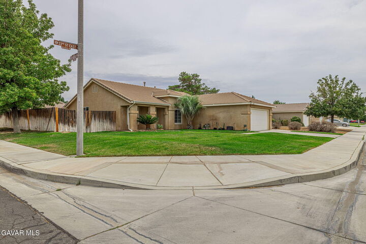 Property Photo:  43330 E 33rd Street  CA 93535 