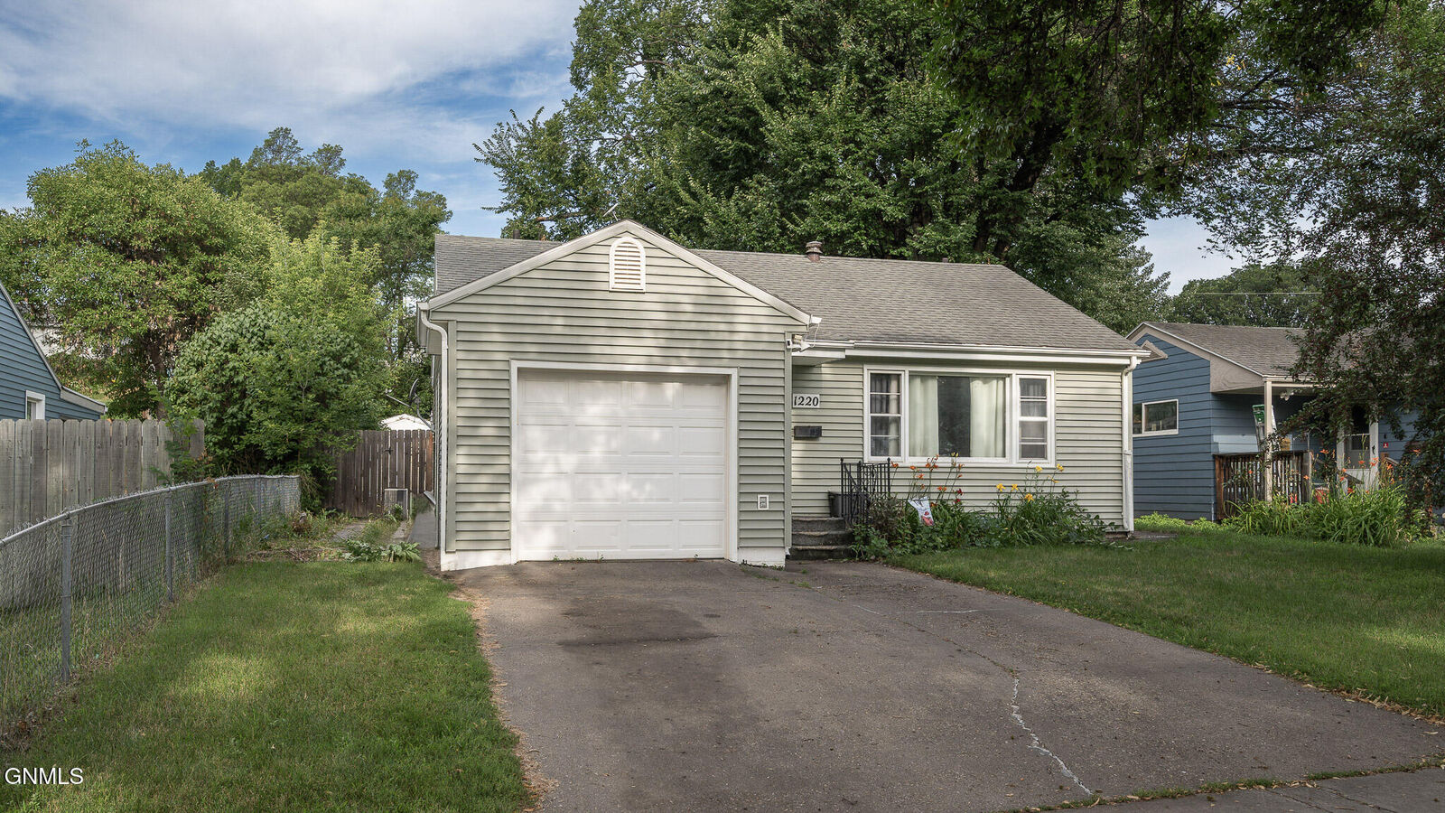 Property Photo:  1220 N 16th Street  ND 58501