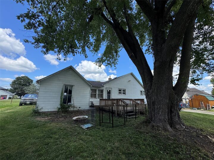 Property Photo: 114 E Grant Street IA 50213