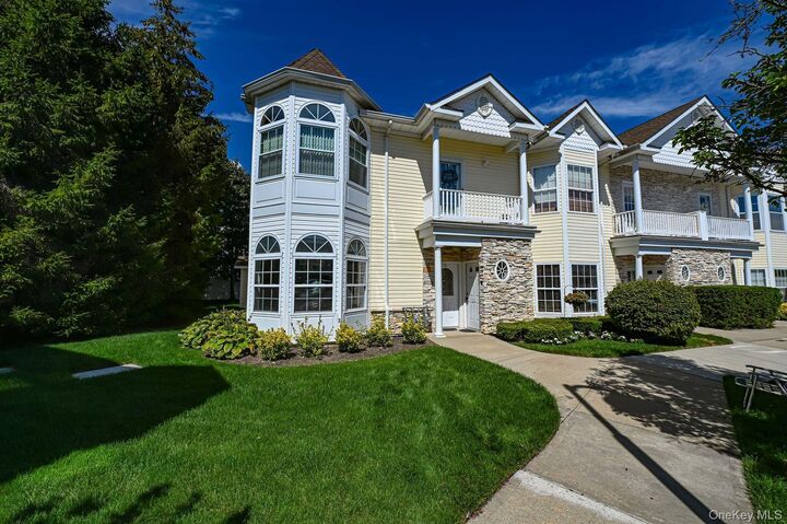 513 Narragansett Villas Drive 513  Lindenhurst NY 11757 photo