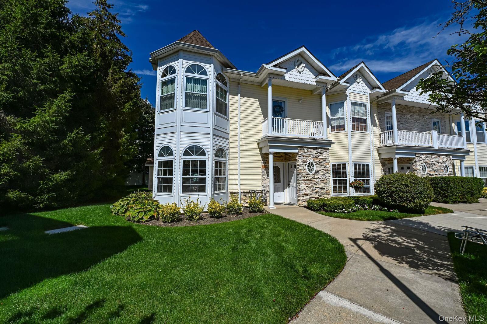 Property Photo:  513 Narragansett Villas Drive 513  NY 11757 