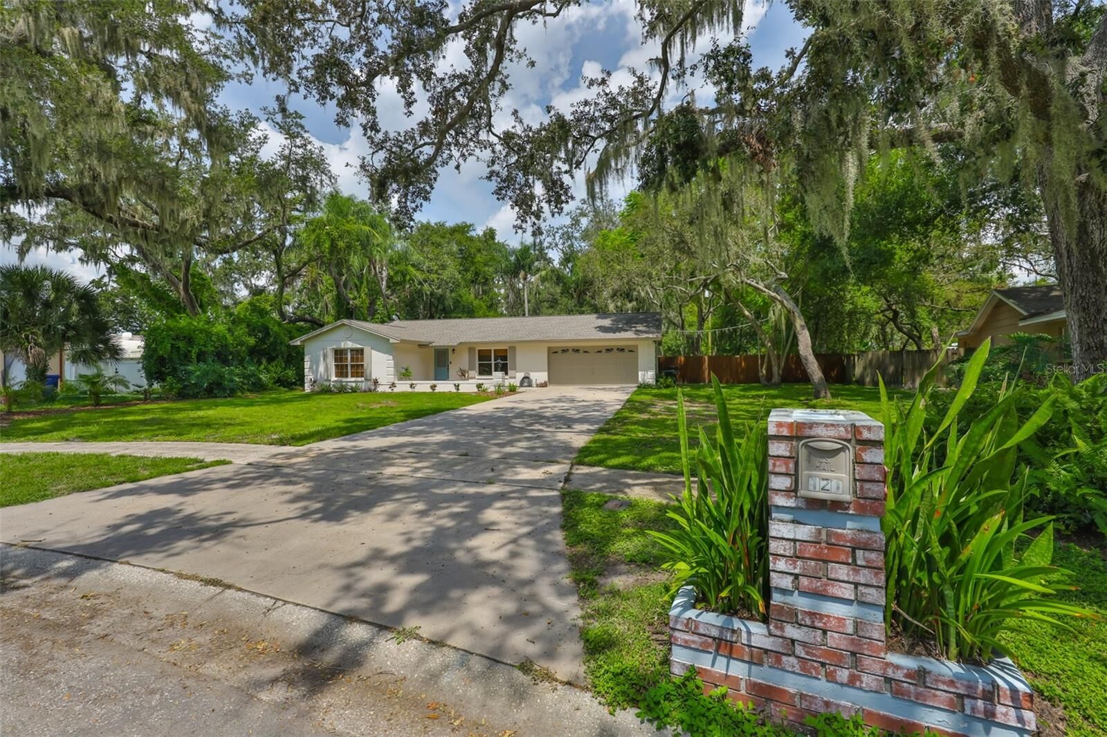 Property Photo:  121 Windy Circle  FL 33511