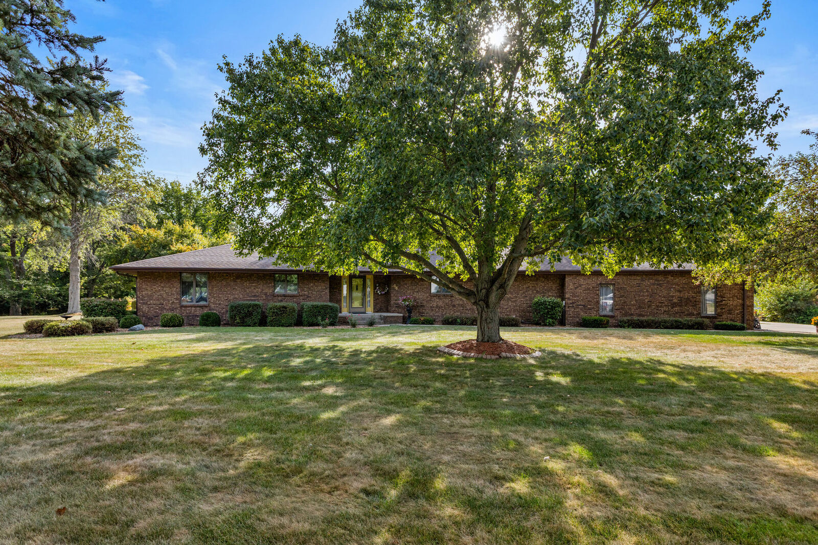 Property Photo:  44 Glenbrook Court  IL 61843 