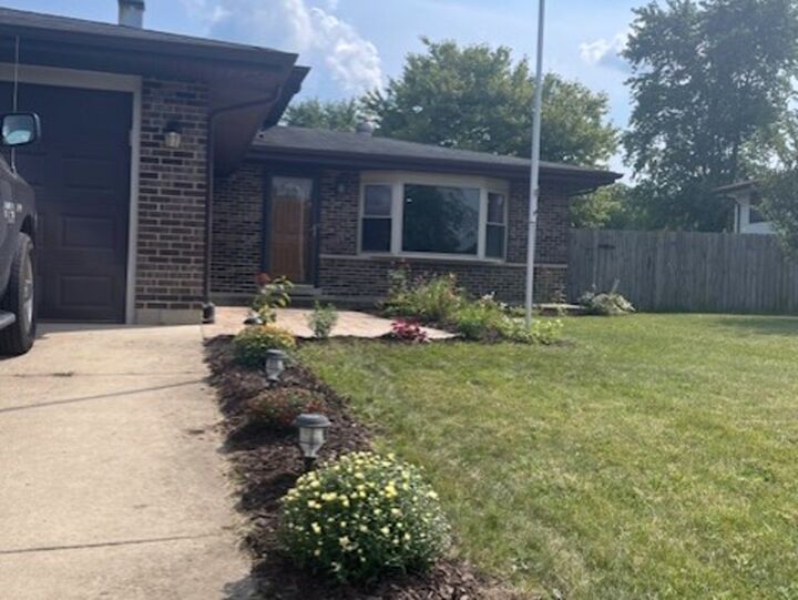 Property Photo: 647 W Stearns Road W IL 60103