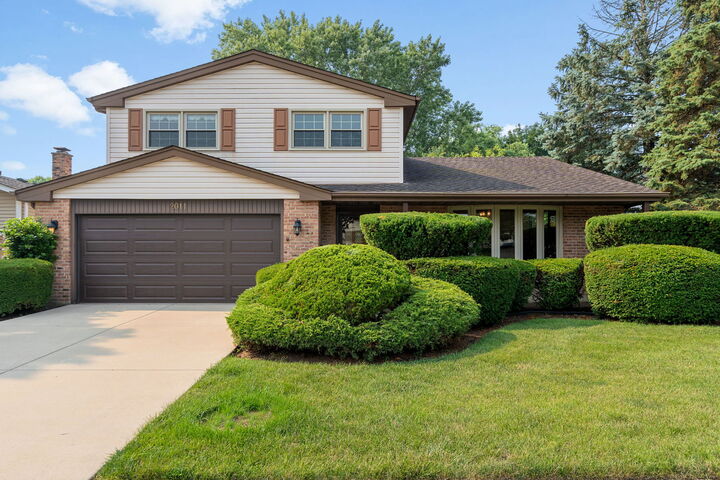 Property Photo: 2011 E Canterbury Drive IL 60004
