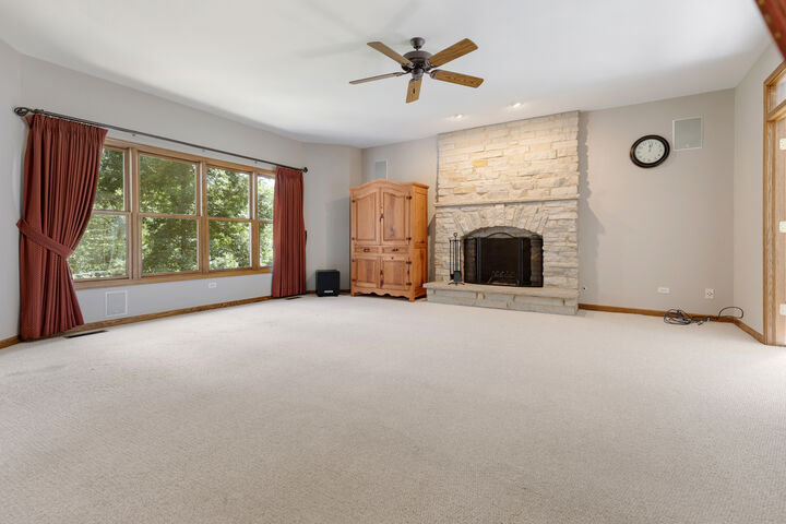 Property Photo: 695 Braintree Lane IL 60103