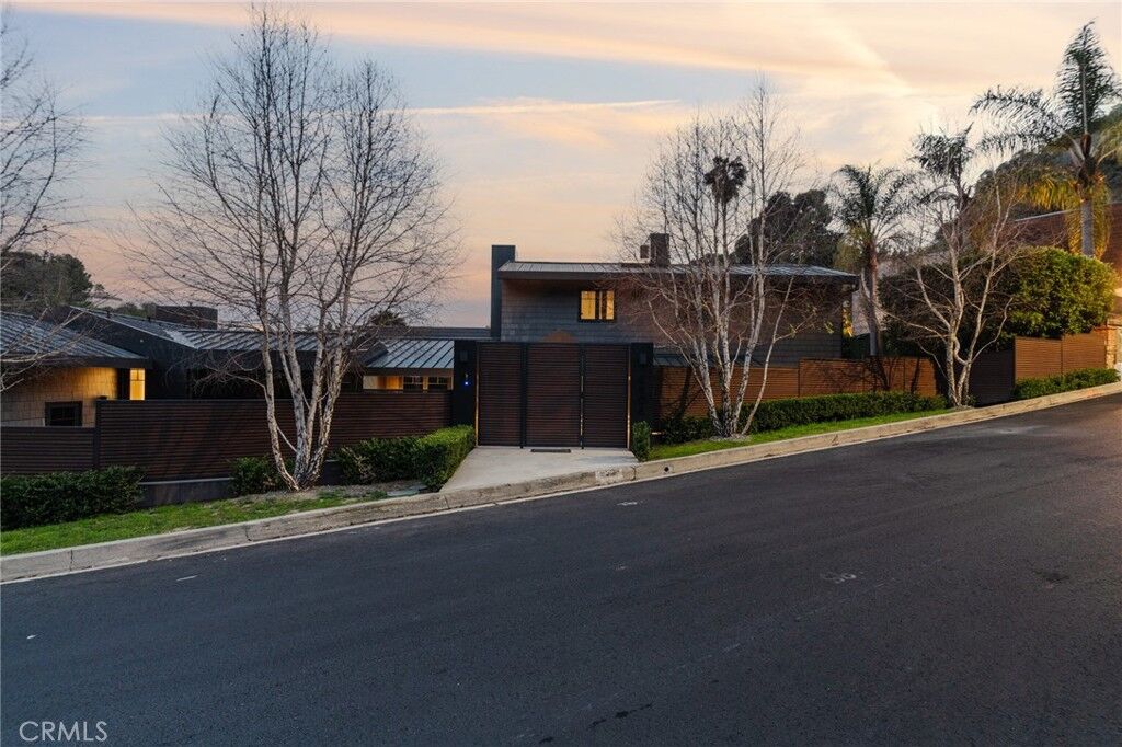 Property Photo:  8808 Thrasher Avenue  CA 90069 