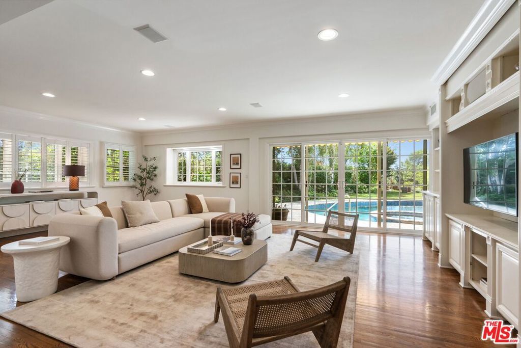 Property Photo:  2229 Stradella Road  CA 90077 