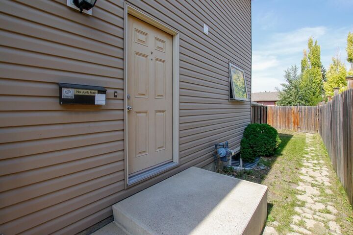 Property Photo: 4 Haliburton Crescent AB T4N 6K3