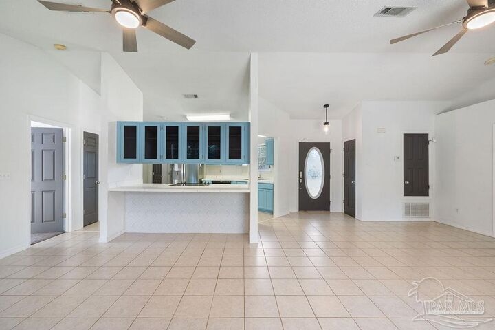Property Photo: 332 Twisted Oak Dr FL 32533