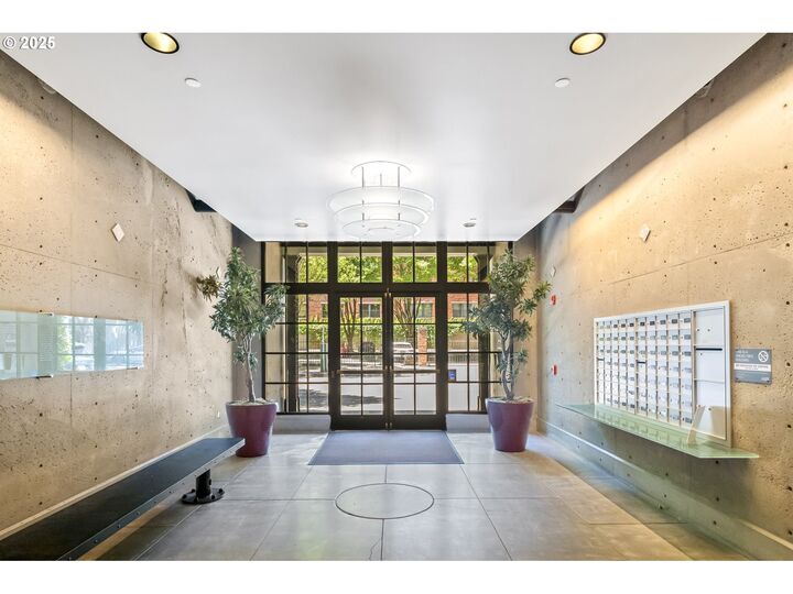 Property Photo: 408 NW 12th Ave 405 OR 97209