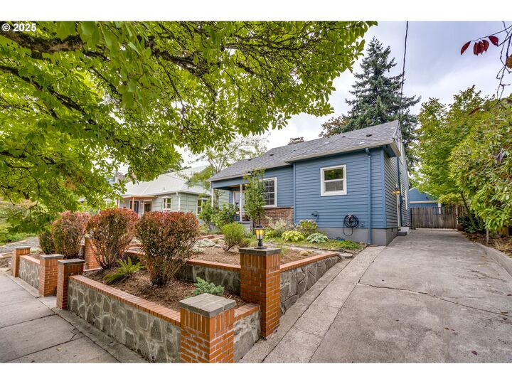 Property Photo: 1814 NE Ainsworth St OR 97211