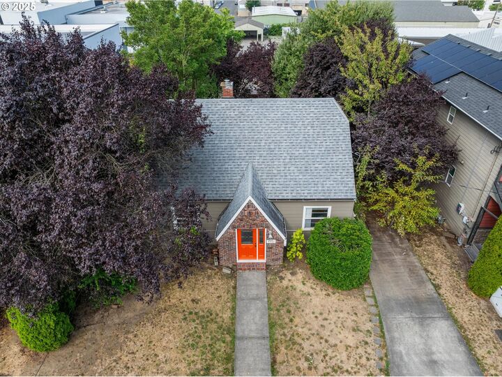 Property Photo: 4737 SE 28th Ave OR 97202