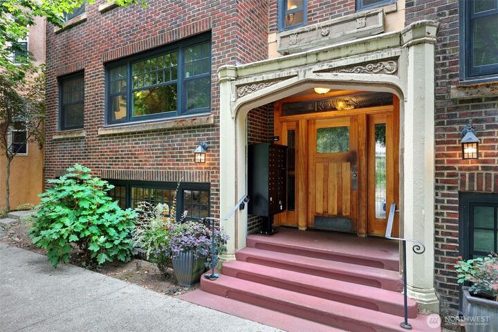 Property Photo: 525 16th Avenue E 102 WA 98112