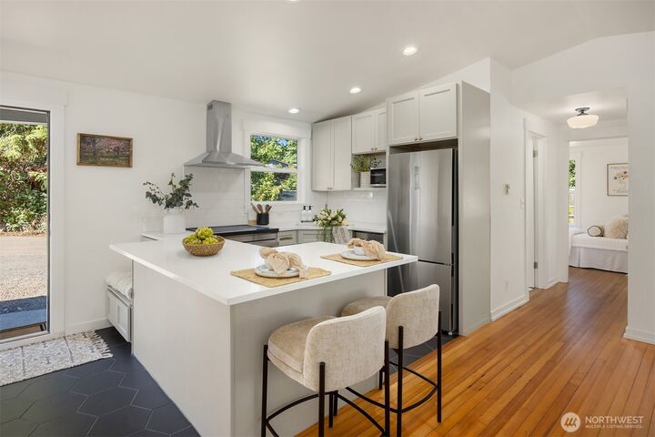 Property Photo:  1574 NE Park View Drive 1  WA 98110 