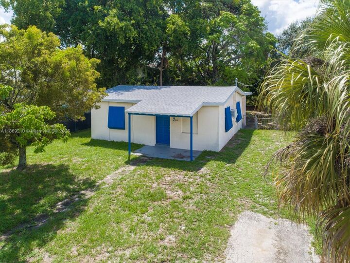 Property Photo: 429 NW 14th Ter FL 33311