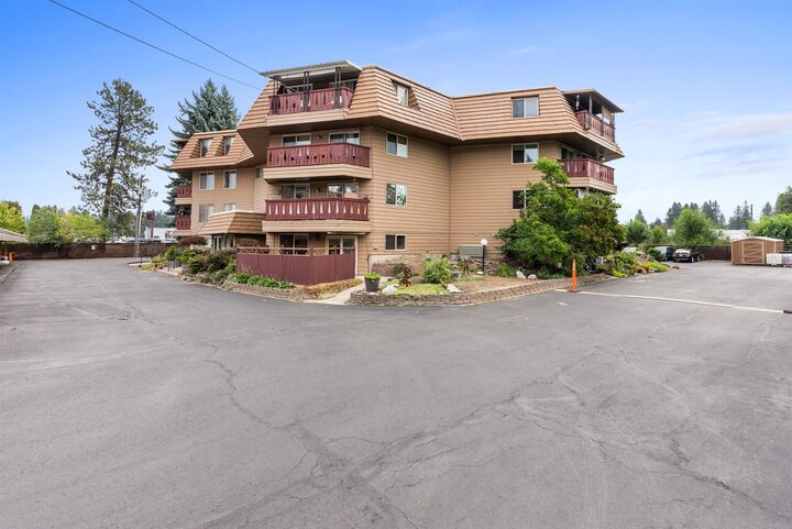 Property Photo:  9020 N Country Homes Blvd Apt 6  WA 99218 