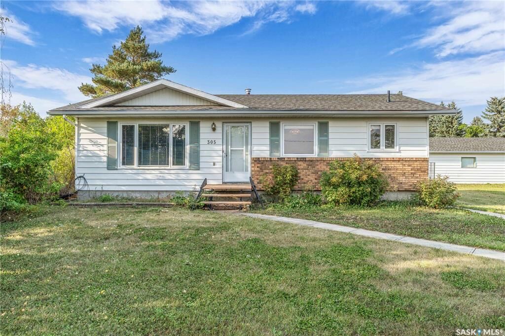 Property Photo: 305 3rd Avenue SK S0G 1K0