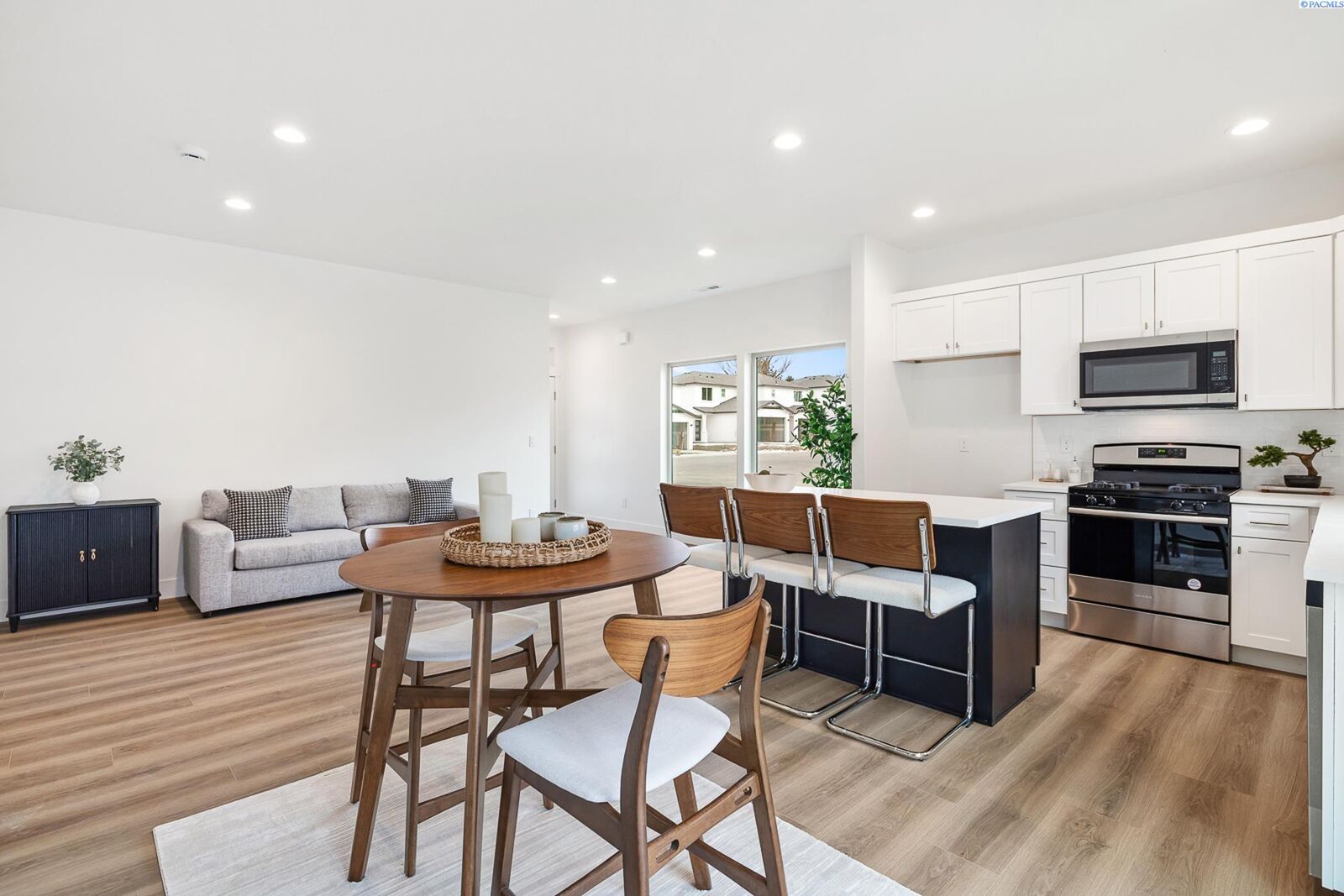 Property Photo: 1074 S Underwood Pl WA 99337