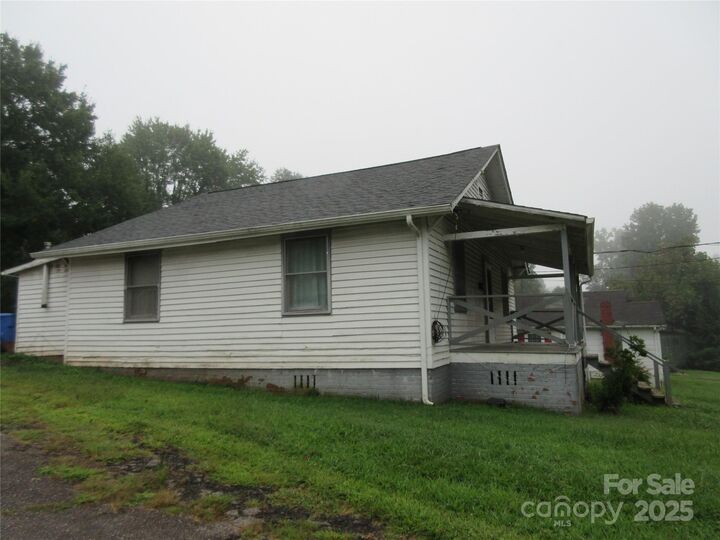 Property Photo:  324 N Cleghorn Street  NC 28139 