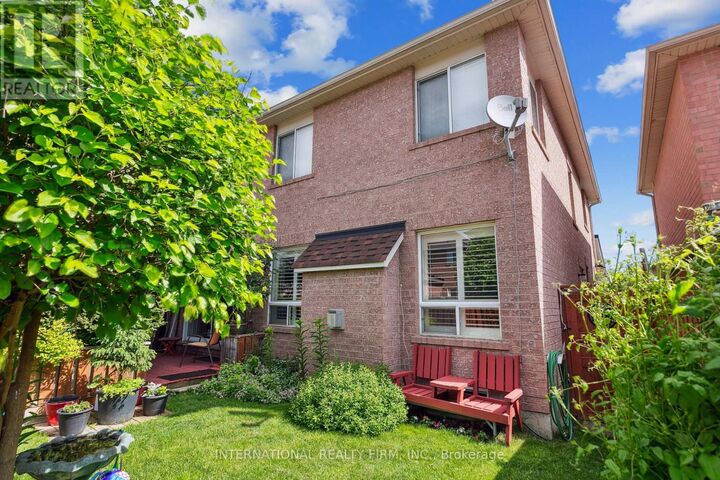 Photo de la propriété:  30 Benmore Crescent  ON L6P 2T3 