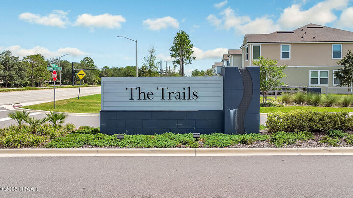 Property Photo: 335 Redbud Road FL 32137