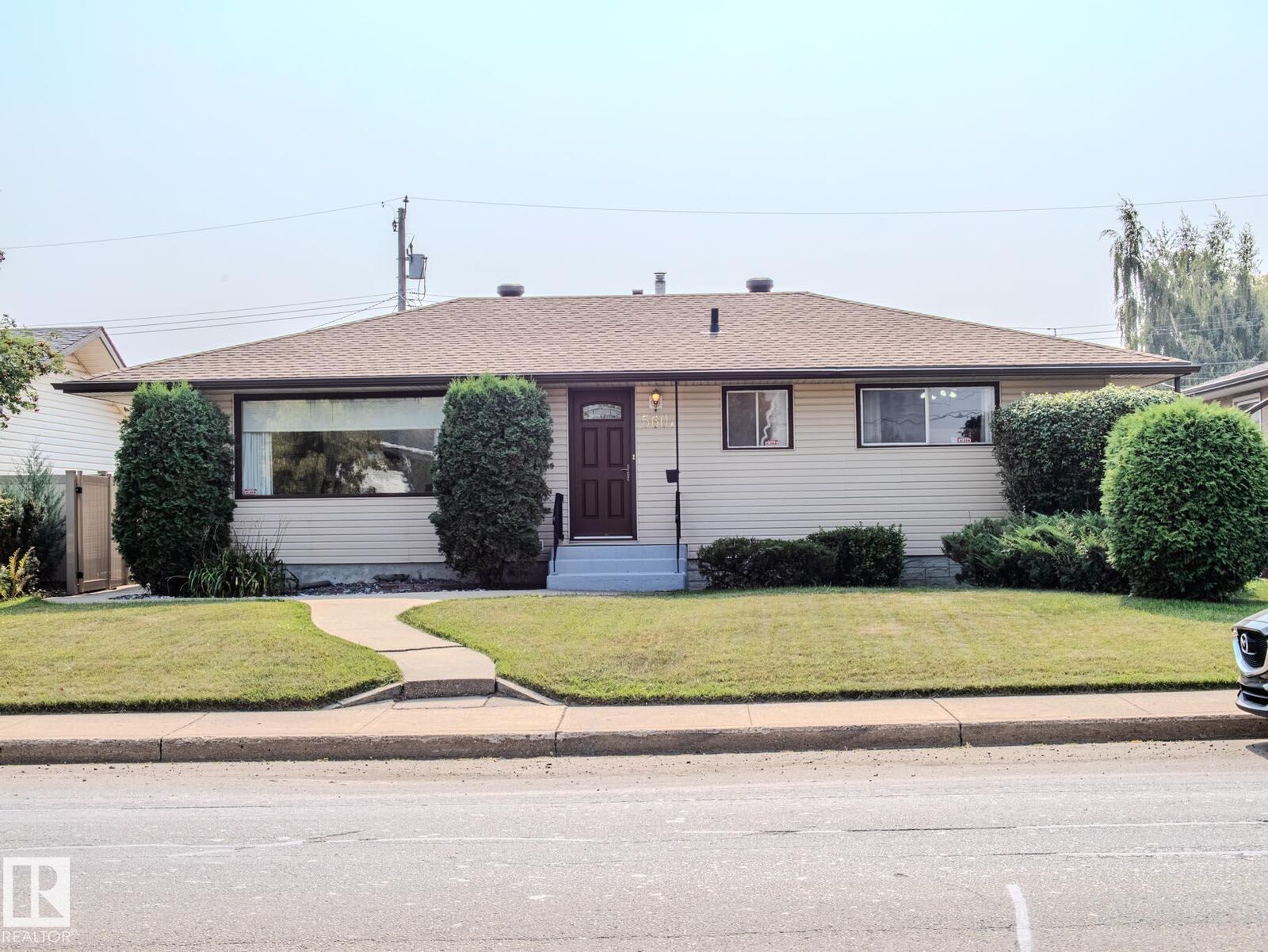 Property Photo: 5607 94B Avenue NW AB T6B 0Z1