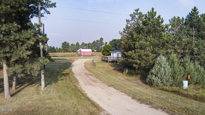 Property Photo:  5511 County Rd 20  ND 58545 