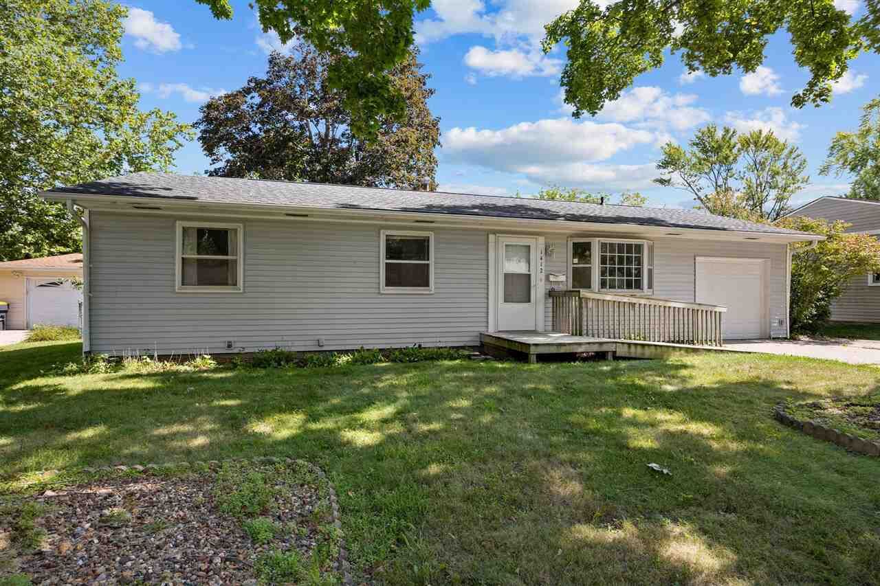 Property Photo:  1412 Prairie Du Chien Rd  IA 52245 