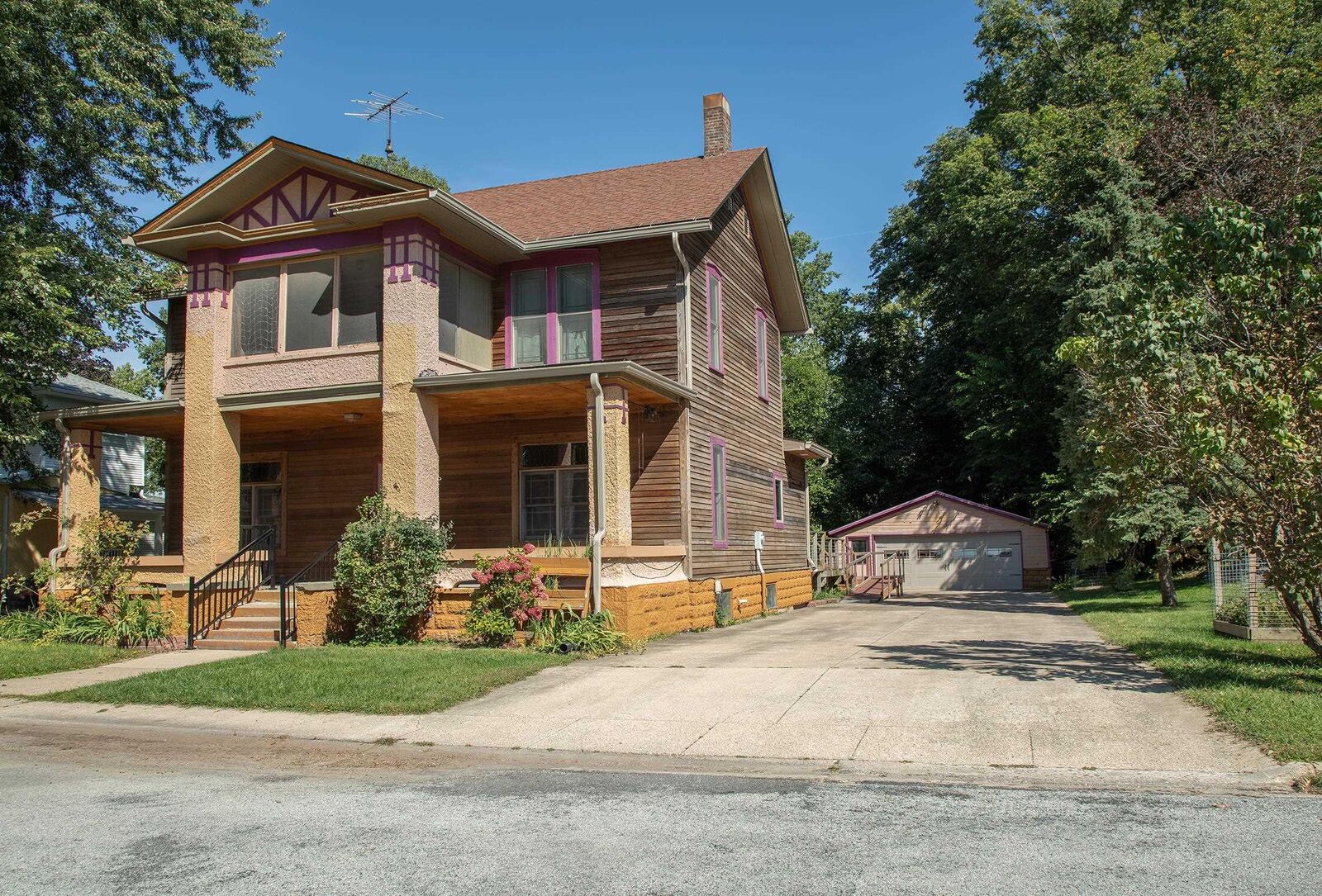 Property Photo: 323 NE 3rd Avenue IA 50677