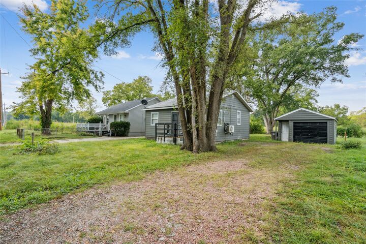 Property Photo: 2424 E 37th Street IA 50317