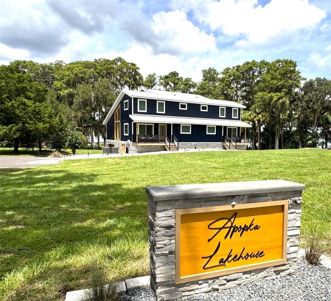 Property Photo: 419 N Apopka Avenue FL 34450