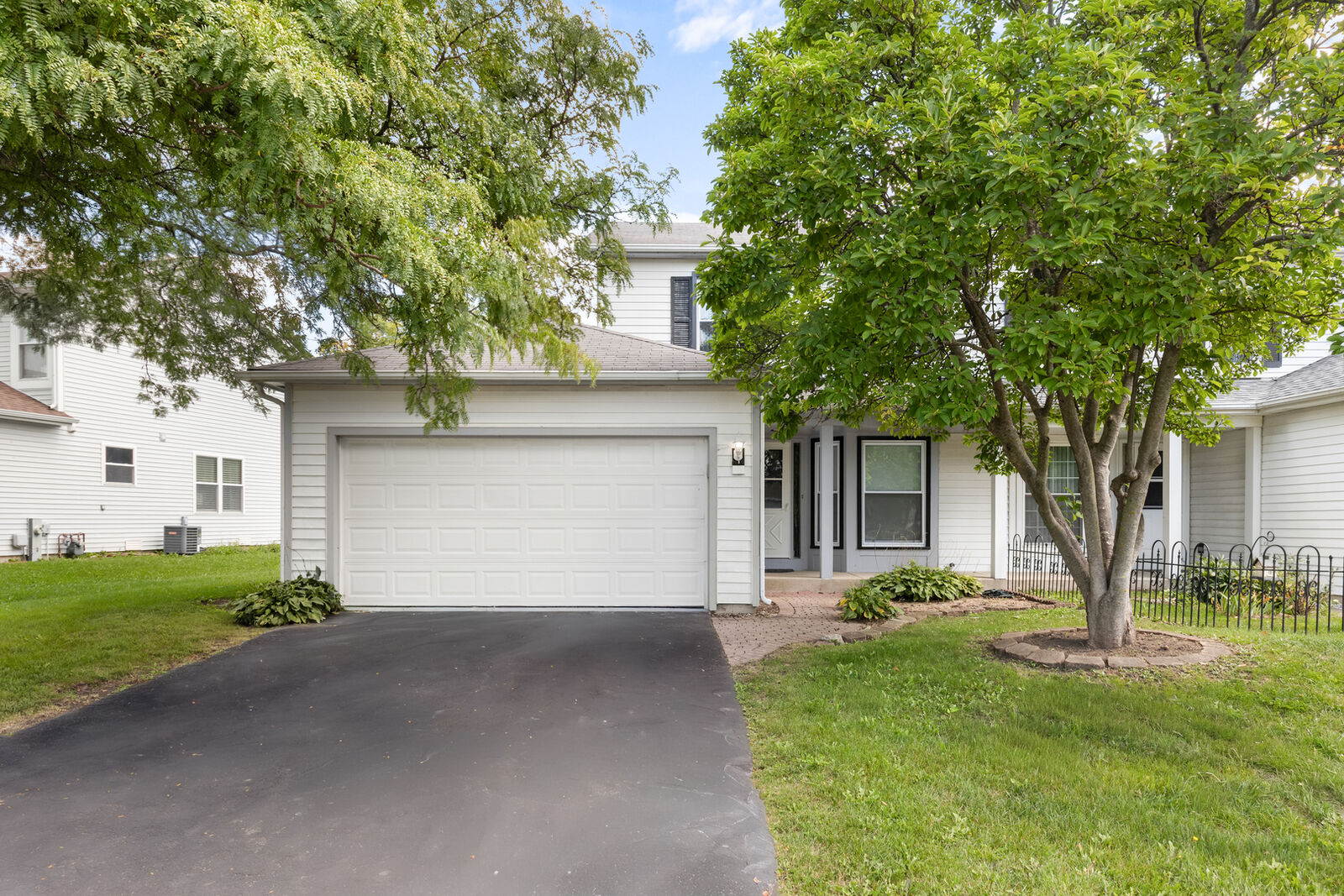 Property Photo: 1103 Southbridge Lane 1103 IL 60194