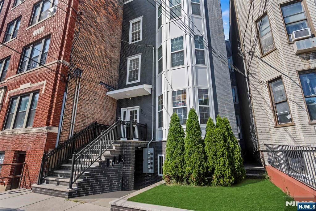 Property Photo:  84 Manhattan Avenue 2  NJ 07307