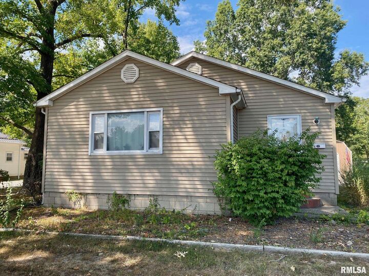Property Photo: 203 W Bond Street IL 62812
