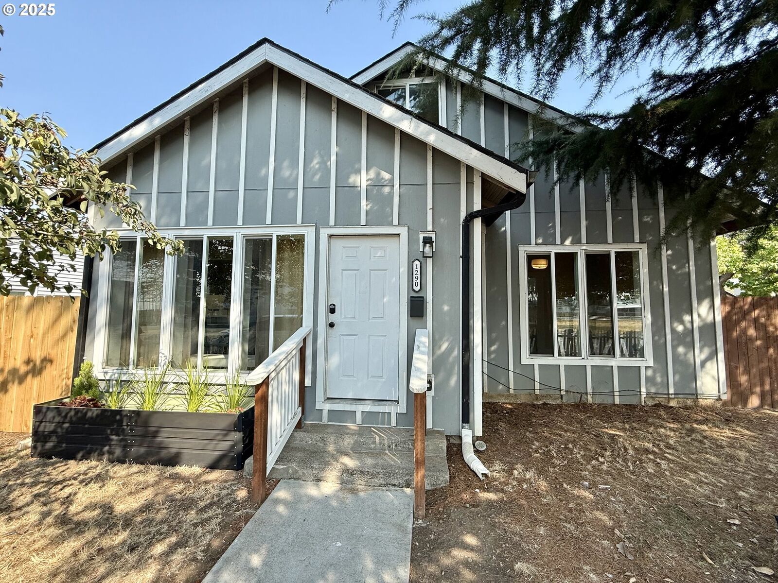 Property Photo: 1290 SE 14th St OR 97302