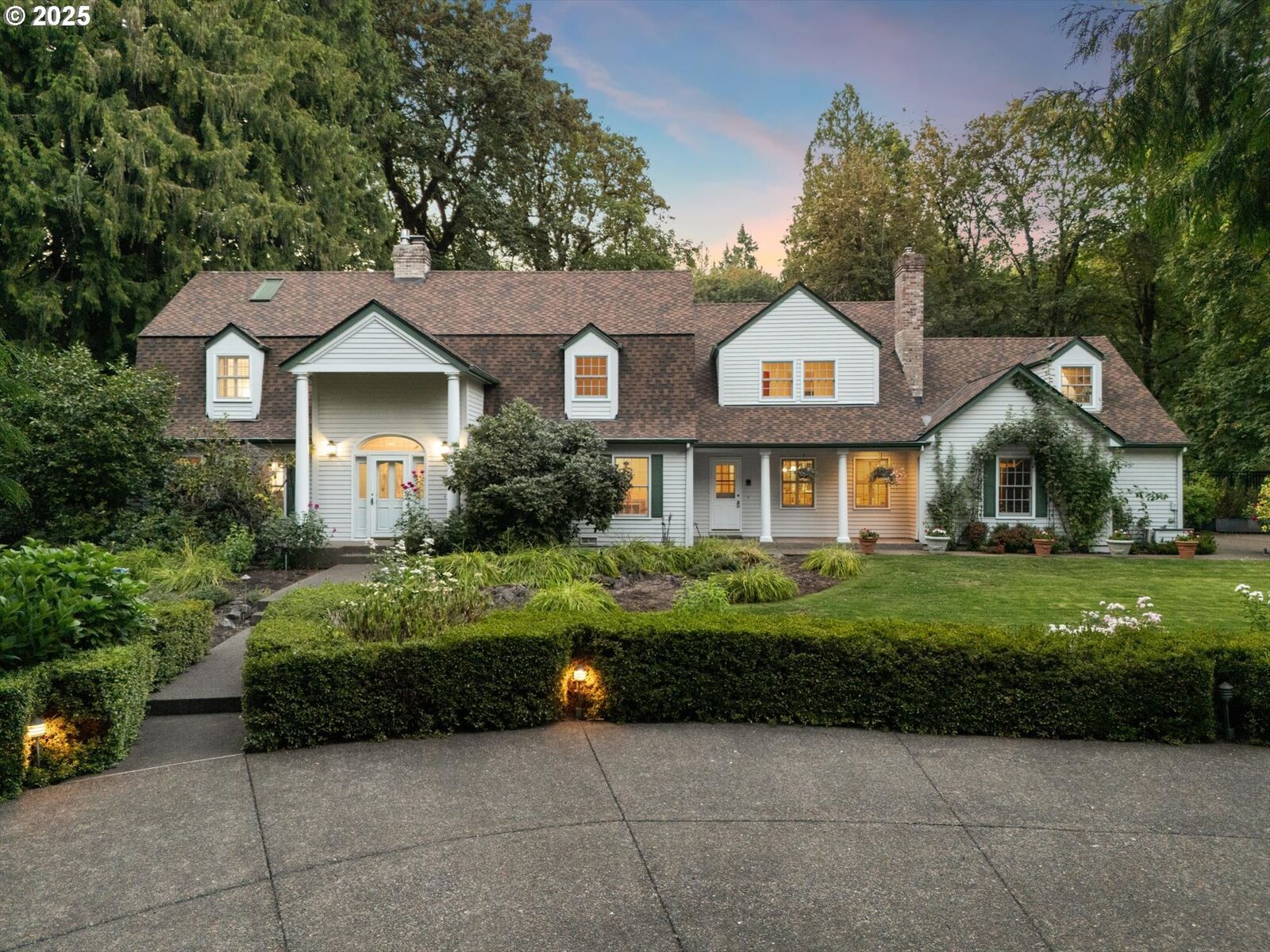 Property Photo:  541 SW Ashdown Cir  OR 97068 