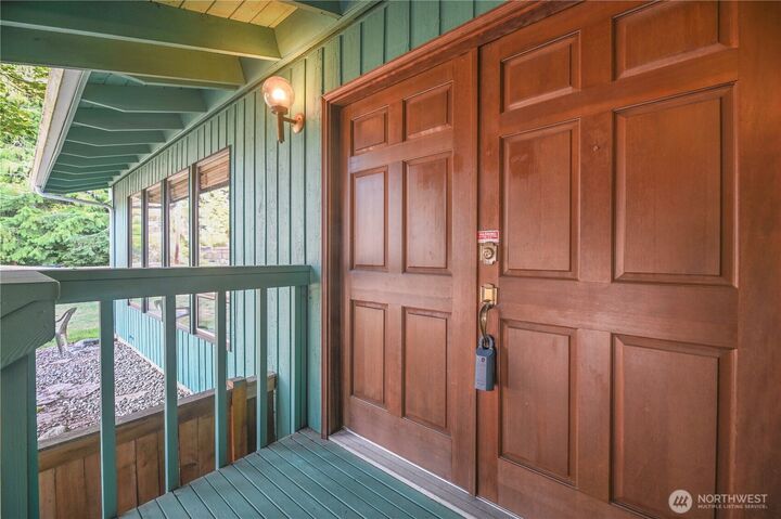 Property Photo: 4726 Picnic Point Rd WA 98026