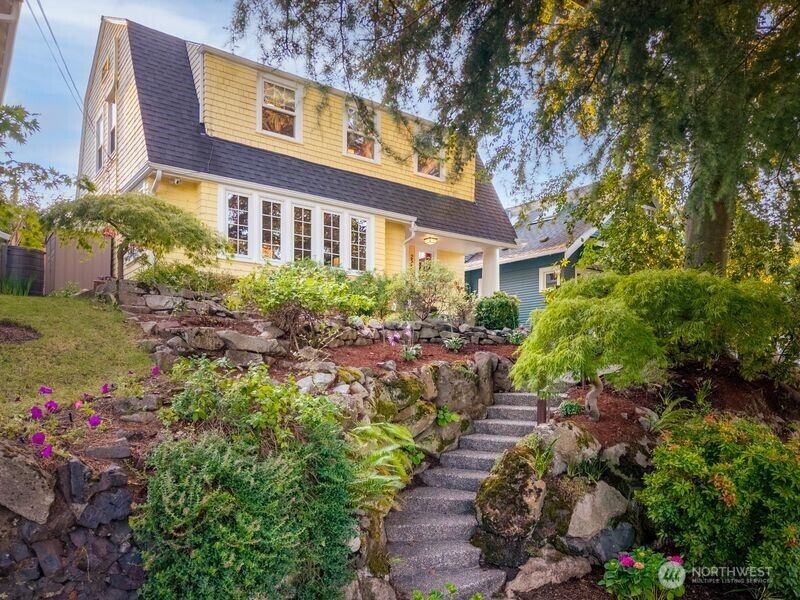 Property Photo:  2569  4th Avenue W  WA 98119 