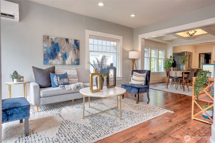 Property Photo: 154 NE 52nd Street WA 98105
