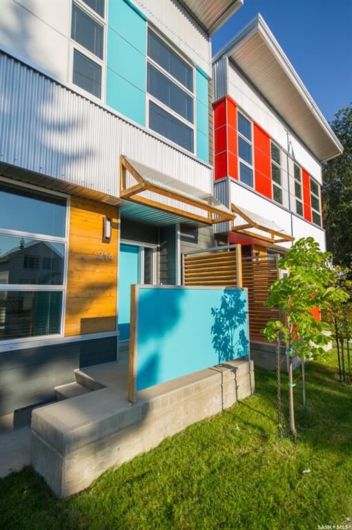 Property Photo:  214 D Avenue S  SK S7M 1P9 